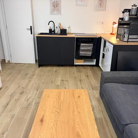 Διαμέρισμα Cozy And Bright 2 Bedrooms Outdoor Courtyard *
