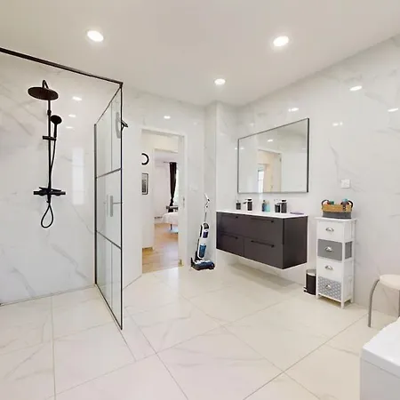 Cozy And Bright 2 Bedrooms Outdoor Courtyard Διαμέρισμα *